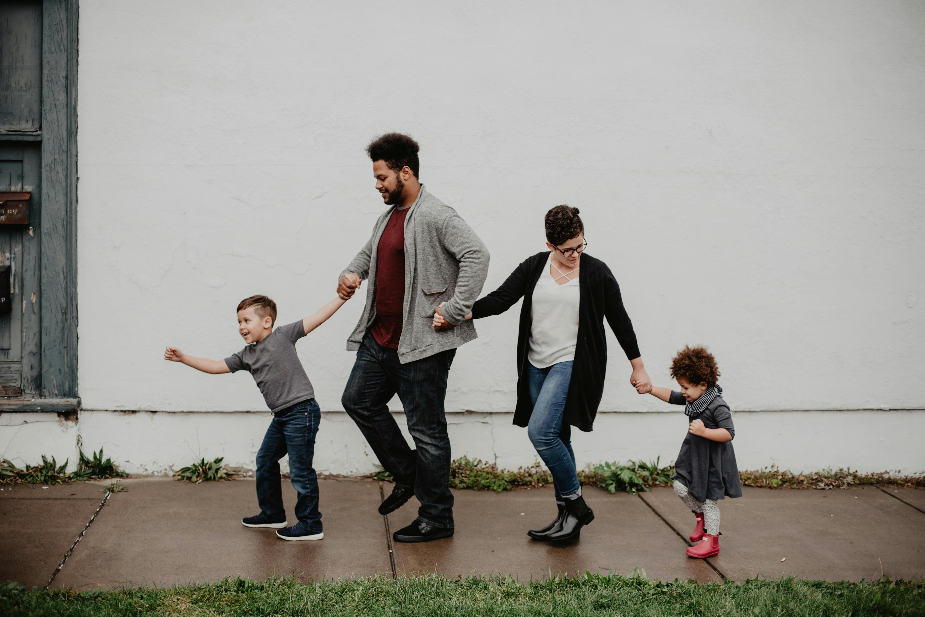 Famille heureuse après rénovation